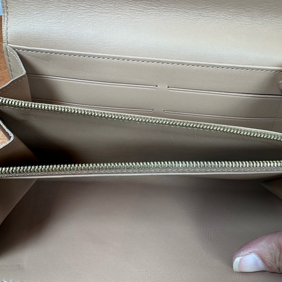 Authentic Louis Vuitton Vernis Porte
Long Bifold Wallet - Picture 7 of 14